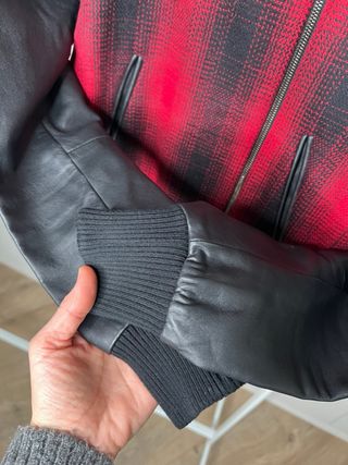 Cazadora Maje cuadros roja y mangas piel