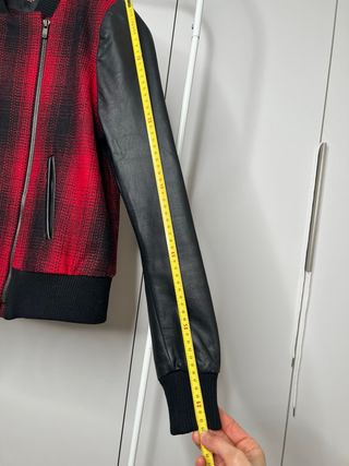 Cazadora Maje cuadros roja y mangas piel