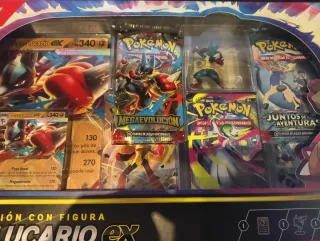 Caja con figura de mega lucario