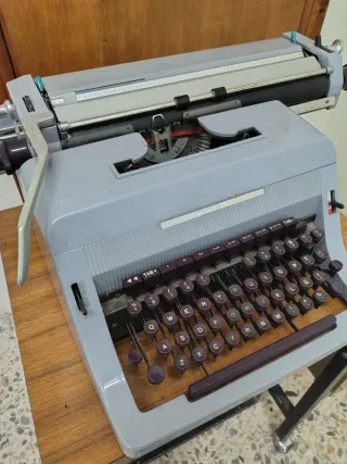 Máquina de escribir y mesa pupitre