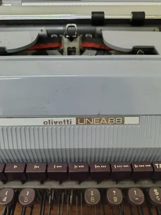 Máquina de escribir y mesa pupitre