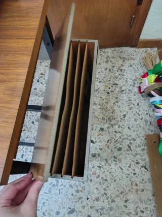 Máquina de escribir y mesa pupitre