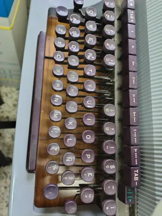 Máquina de escribir y mesa pupitre