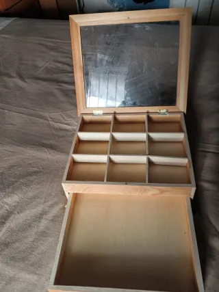 Joyero de madera con compartimentos