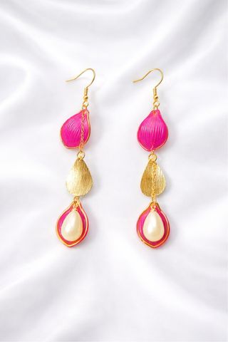 Pendientes largos dorados y fucsia