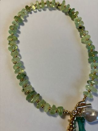 Collar verde con colgante de coral y perla