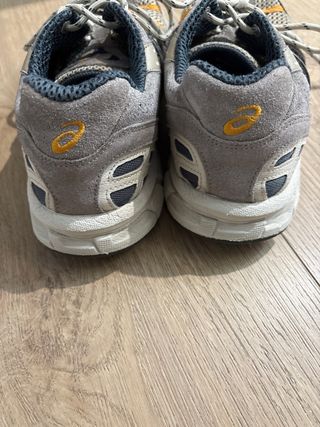 Zapatillas Asics Grises y amarillo