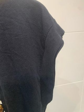 Camiseta Sfera negra con flor dorada