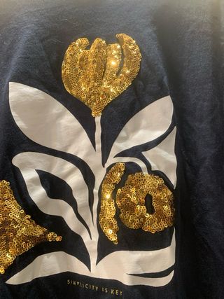 Camiseta Sfera negra con flor dorada