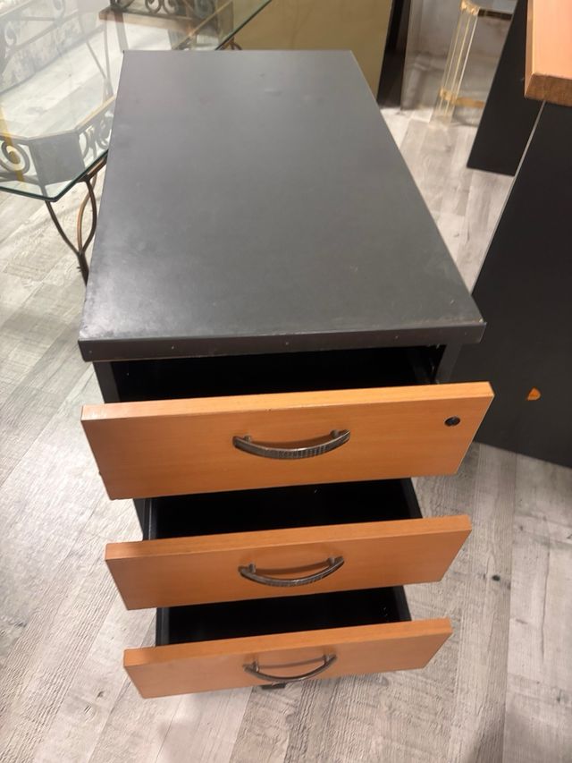 Mesa de escritorio con cajonera