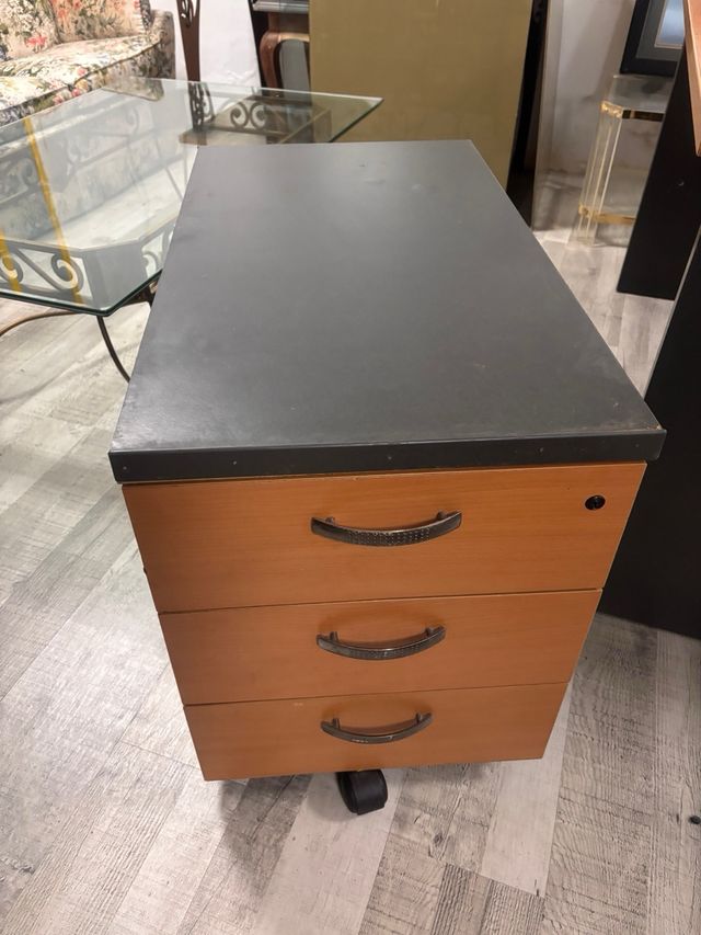 Mesa de escritorio con cajonera
