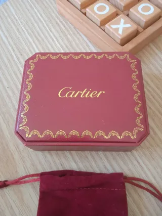 Caja y bolsa Cartier roja