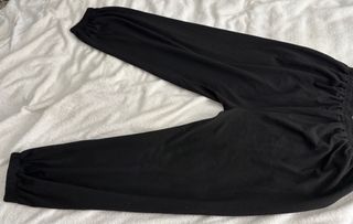 Pantalón chándal negro bombacho puños en piernas