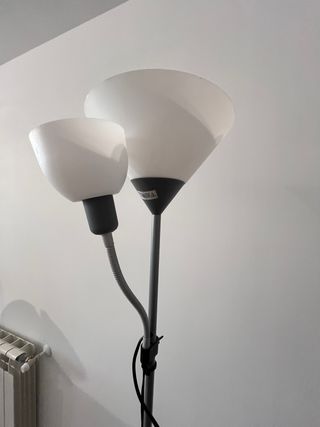 Lámpara de pie gris y blanca