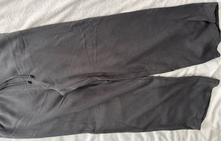 Pantalón chándal gris pierna ancha con bolsillos