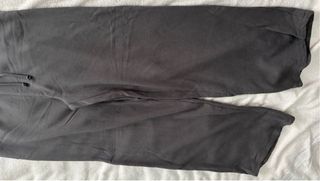 Pantalón chándal gris pierna ancha con bolsillos