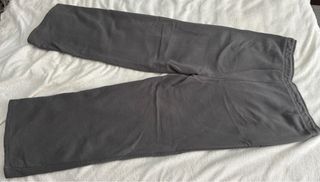 Pantalón chándal gris pierna ancha con bolsillos