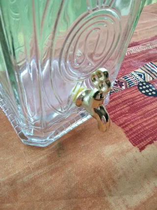 Botella antigua vintage con dispensador