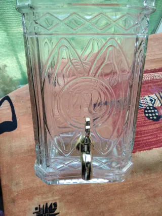 Botella antigua vintage con dispensador