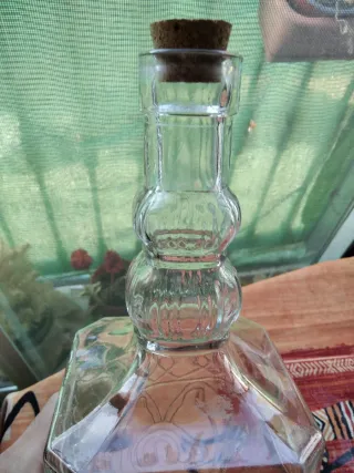 Botella antigua vintage con dispensador