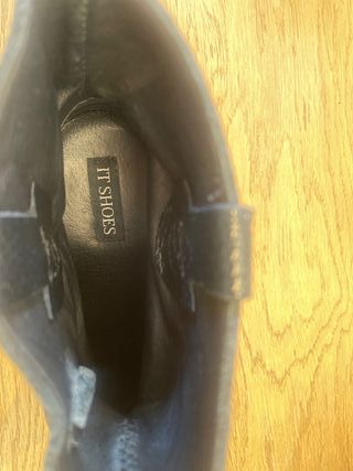 Botas piel negra caña ancha cuña interior 4 cm