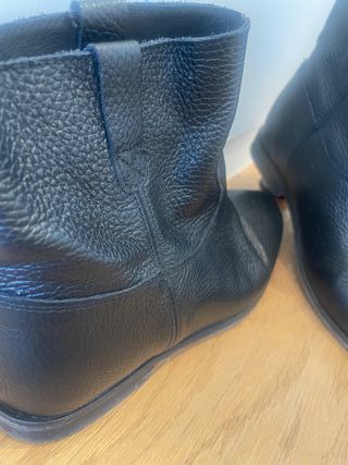 Botas piel negra caña ancha cuña interior 4 cm