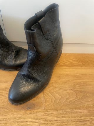 Botas piel negra caña ancha cuña interior 4 cm