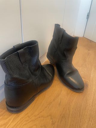 Botas piel negra caña ancha cuña interior 4 cm