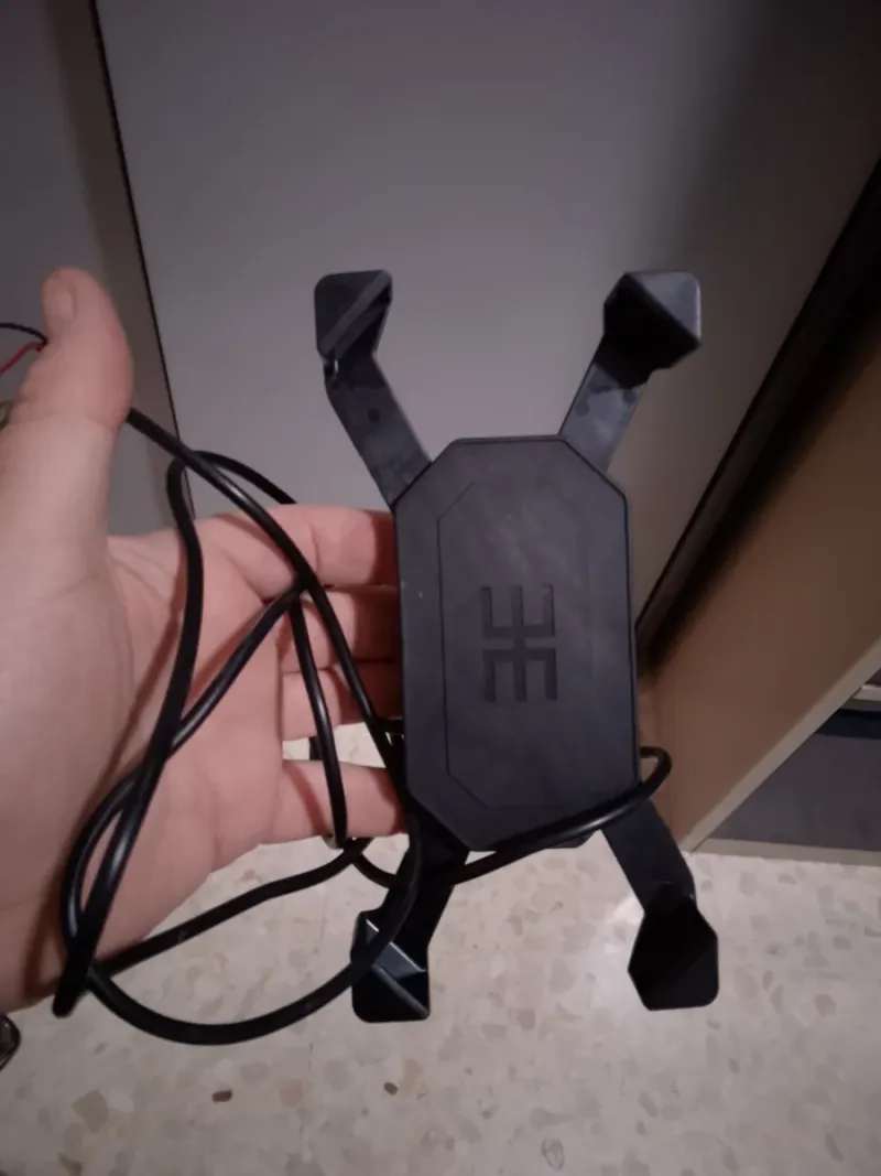 Soporte móvil negro con cable