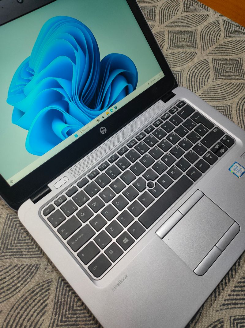 HP EliteBook • i5 6200u • 8 GB RAM • 128 GB SSD afbeelding 2