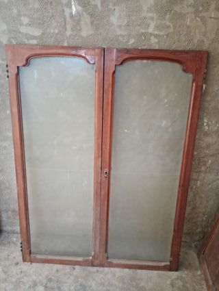 Puertas de cristal de antigua alacena de madera