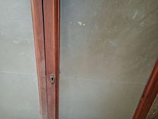 Puertas de cristal de antigua alacena de madera