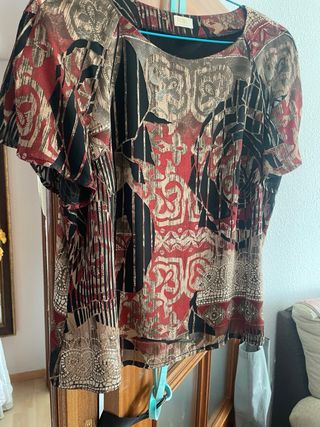 Blusa negra con flores rosas