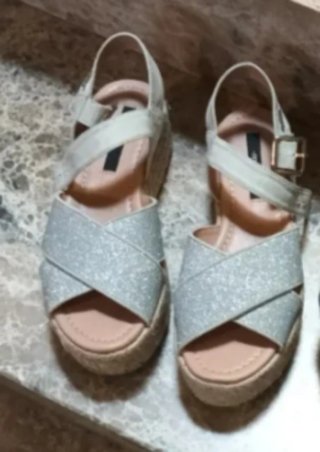Sandalias cuña plateadas