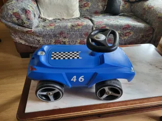 Correpasillos azul con volante y número 46