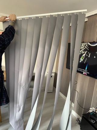 Lamas cortina vertical gris