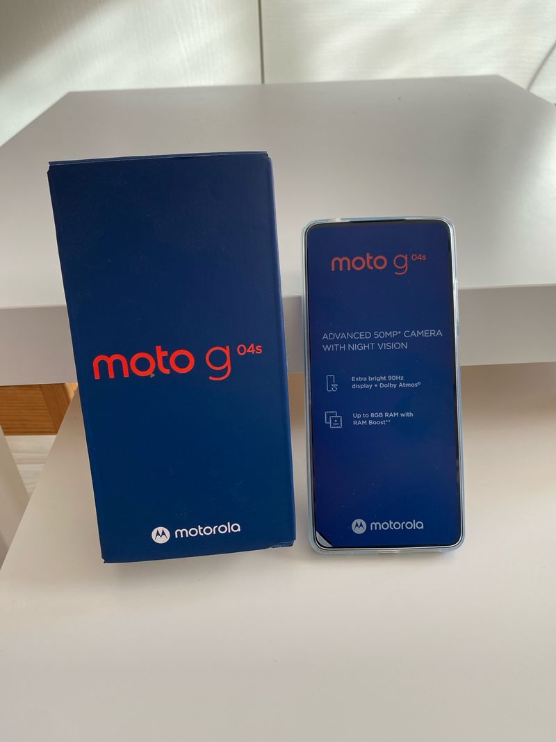 Motorola Moto G 04s Caja y Teléfono