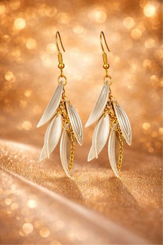 Pendientes colgantes dorados y plateados