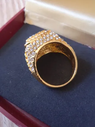 Anillo dorado con brillantes