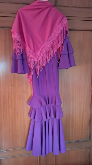 Traje de flamenca morado con volantes