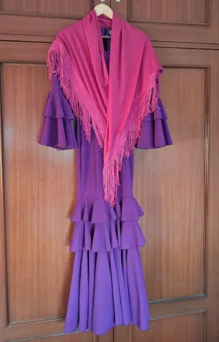Traje de flamenca morado con volantes