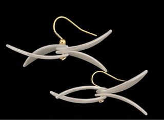 Pendientes dorados y blancos