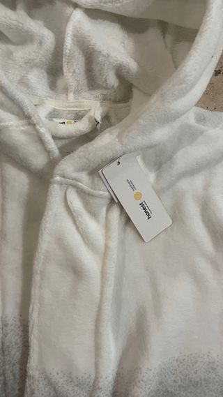 Bata con capucha degradado gris y blanco