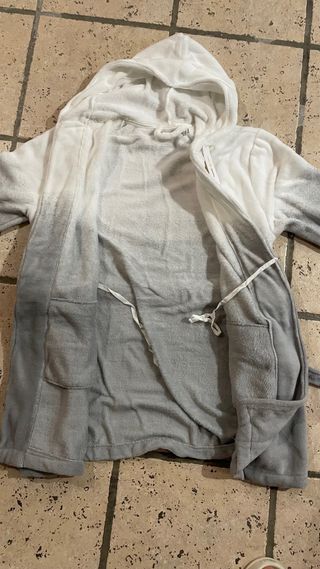 Bata con capucha degradado gris y blanco