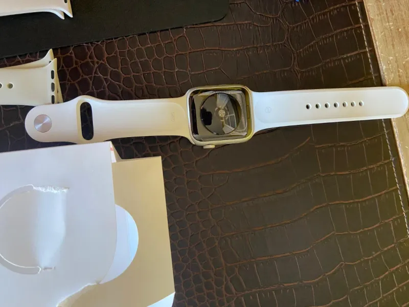 Apple Watch Blanco y Plateado