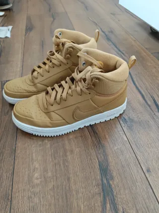 Zapatillas Nike Marrones y Blancas