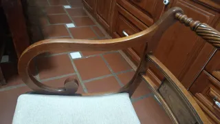 Silla rústica antigua de madera y tela