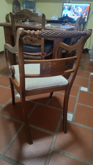 Silla rústica antigua de madera y tela