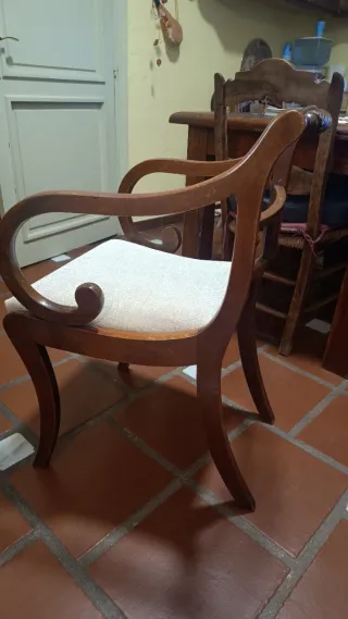 Silla rústica antigua de madera y tela