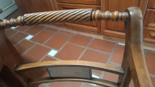 Silla rústica antigua de madera y tela